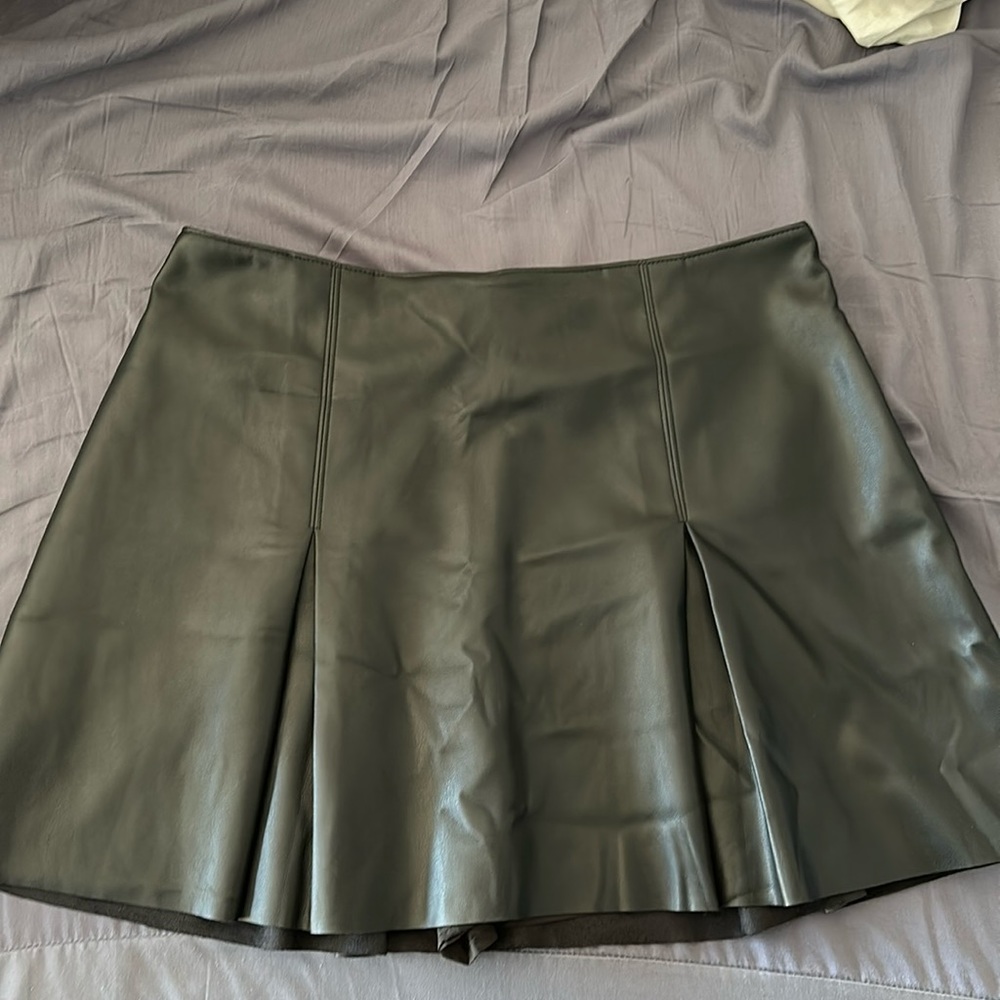 NWT ABERCROMBIE & FITCH LEATHER PLEATED SKORT